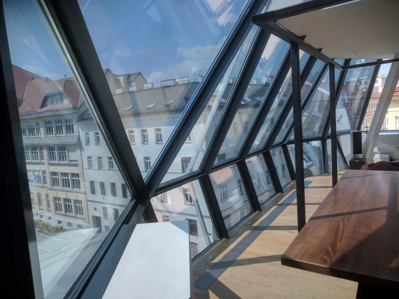 Penthouse-Wintergarten mit Haverkamp Silber Dunkel 20R SR Primus Plus Folie schützt vor UV-Strahlung und Hitze.