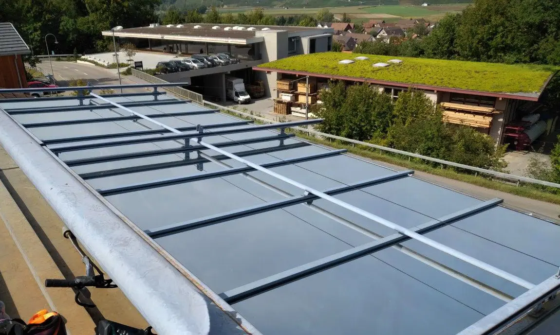 Dachfensterfront eines Industriegebäudes foliert mit Haverkamp Silber Dunkel 20R SR Primus Plus für Hitzeschutz.