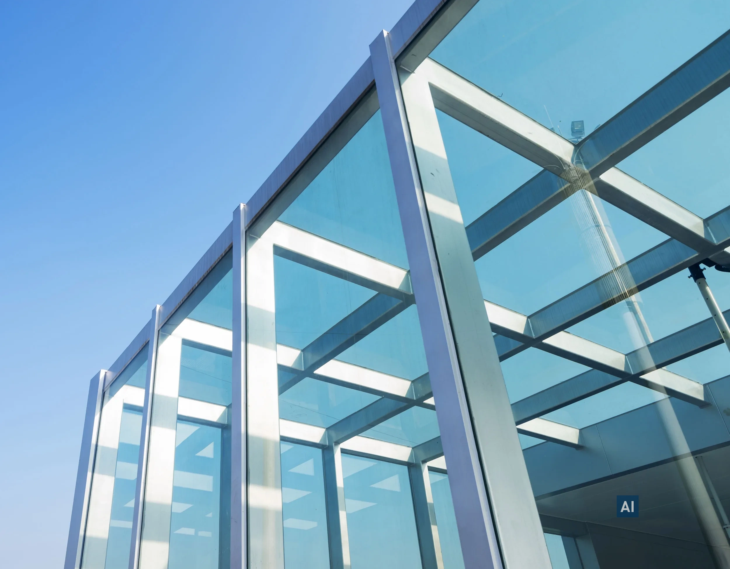 Überdachung aus Glas foliert mit Haverkamp Silber Hell 50R SR Primus Plus ermöglicht Lichteintritt und Sonnenschutz.