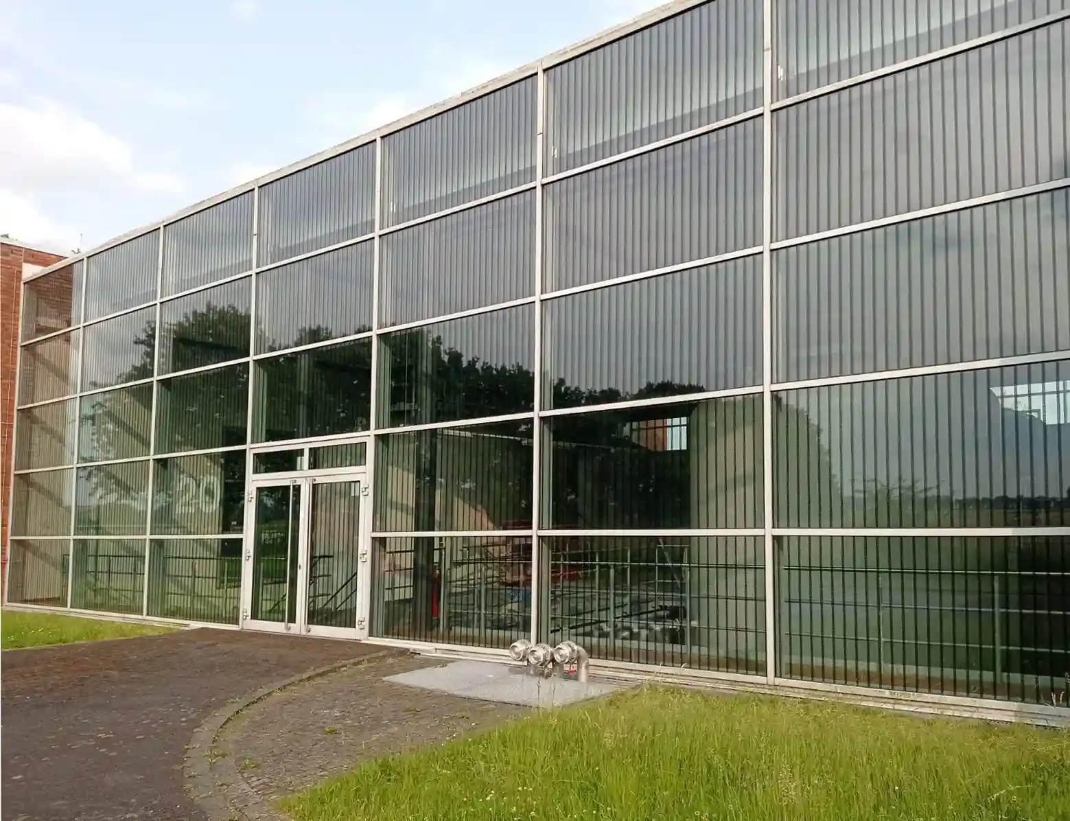Gewerbebau mit strukturierter Glasfront geschützt durch Haverkamp birdsafe® Vogelschutzfolie Punktraster schwarz schwarz.
