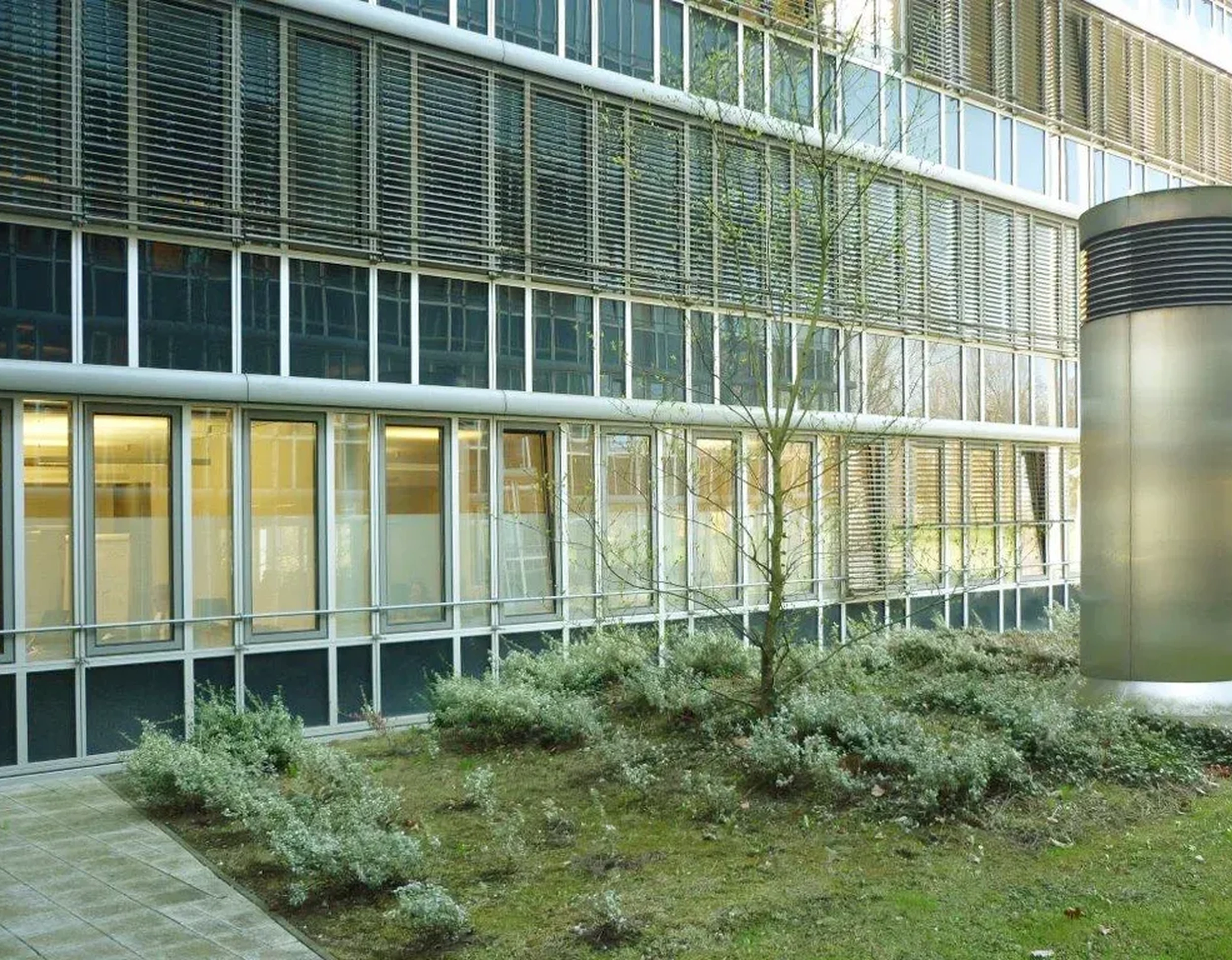 Modernes Verwaltungsgebäude mit mattem Sichtschutz aus Haverkamp Weiß Matt Classic auf der Fassadenverglasung.
