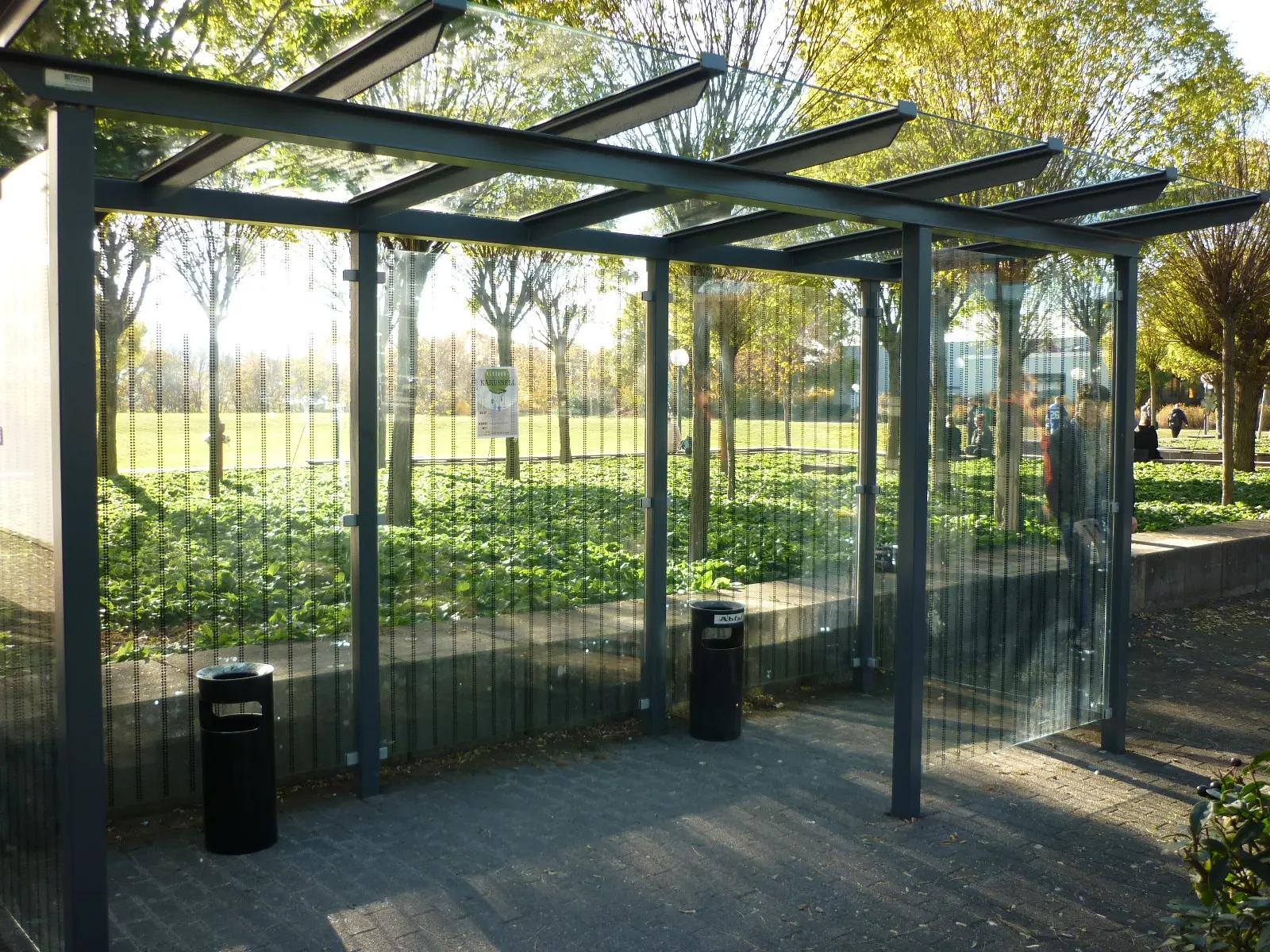 Bushaltestelle im Park mit Haverkamp birdsafe® Vogelschutzfolie mit Rautenmuster schwarz auf den Glasscheiben.