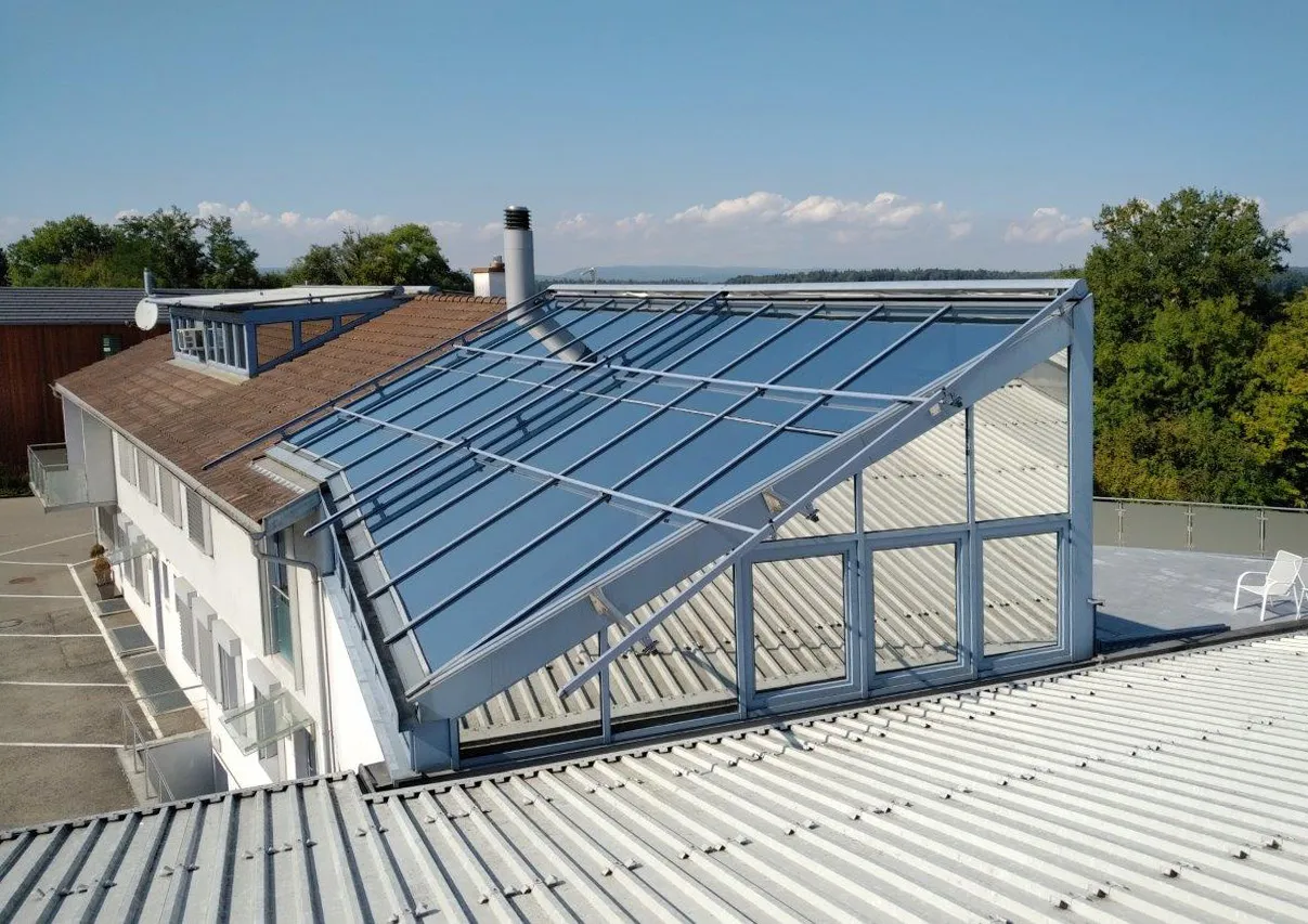 Dachglasfront foliert mit Haverkamp Silber Dunkel 20R SR Primus Plus für effektiven Hitzeschutz im Gebäudeinneren.