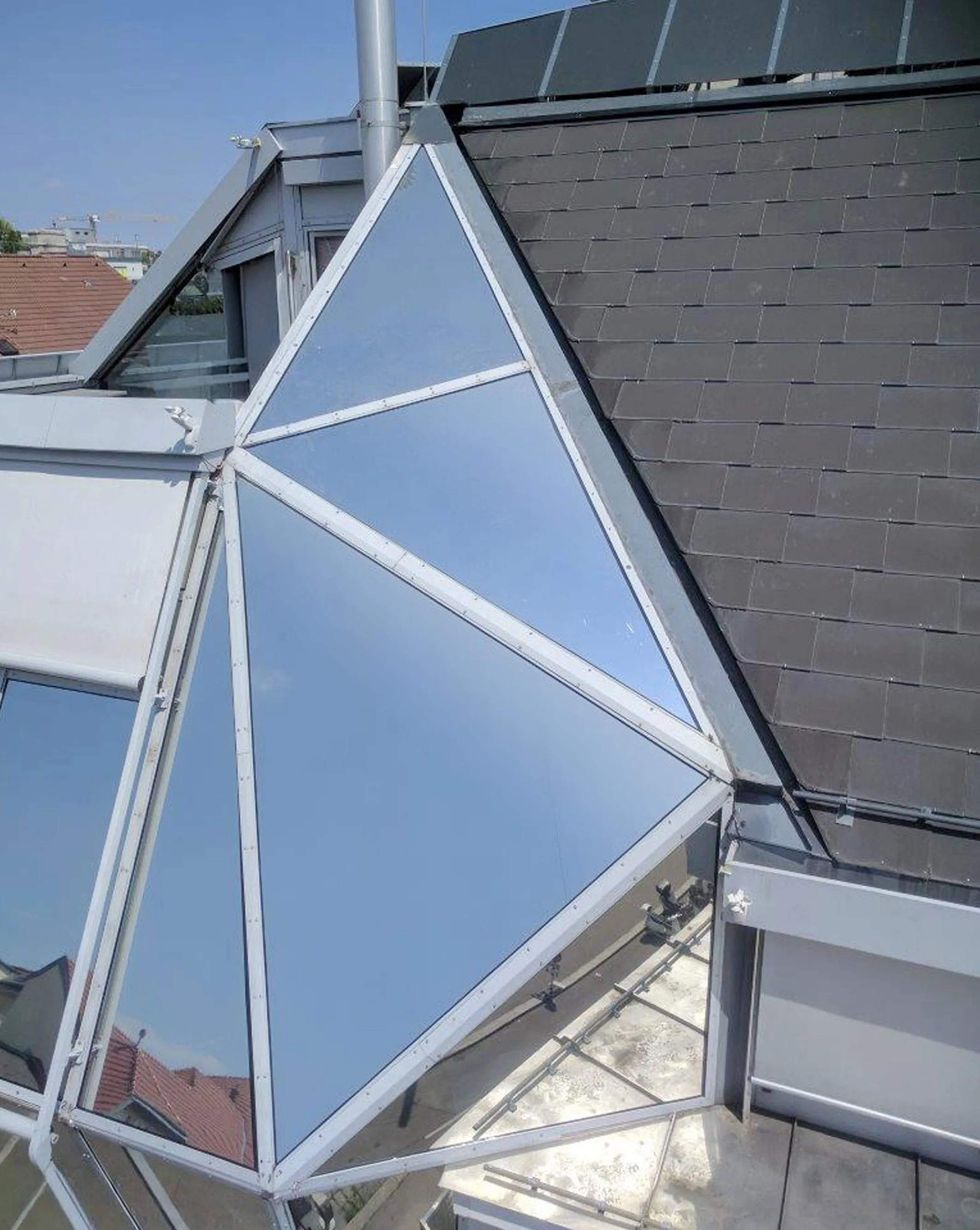 Dachkuppel mit Haverkamp Silber Mittel 35R SR Primus Plus Folie bietet effektiven Hitzeschutz auf dem Wohngebäude.