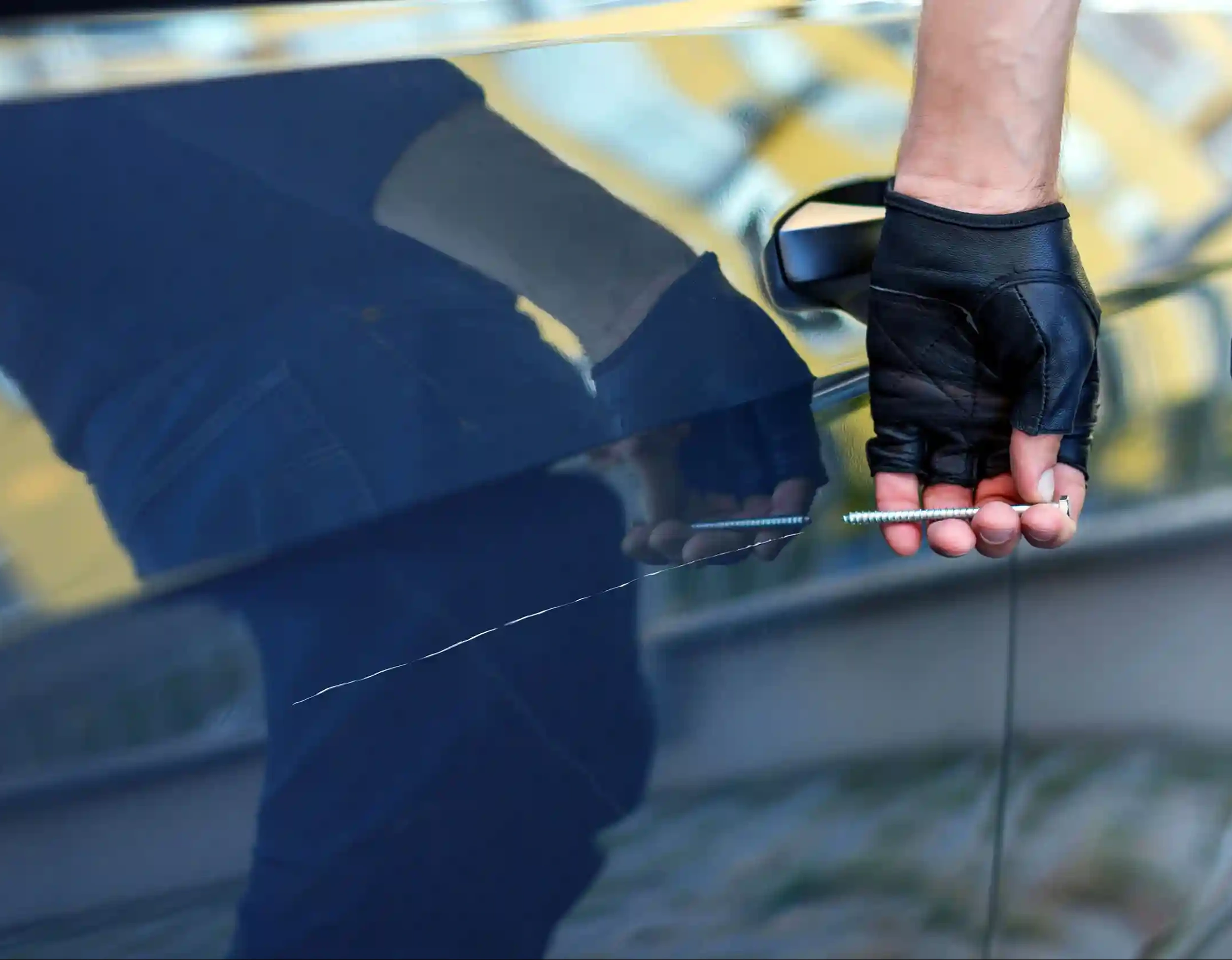 Eine Hand zerkratzt den Autolack – HAVERKAMP Lackschutzfolie schützt vor Vandalismus und Kratzern.