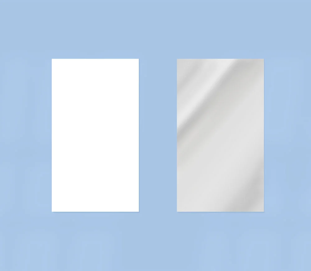 Zwei Produktmuster vor blauem Hintergrund: Links ein weißes Feld, rechts eine Probe der Folie Haverkamp Silber Matt.