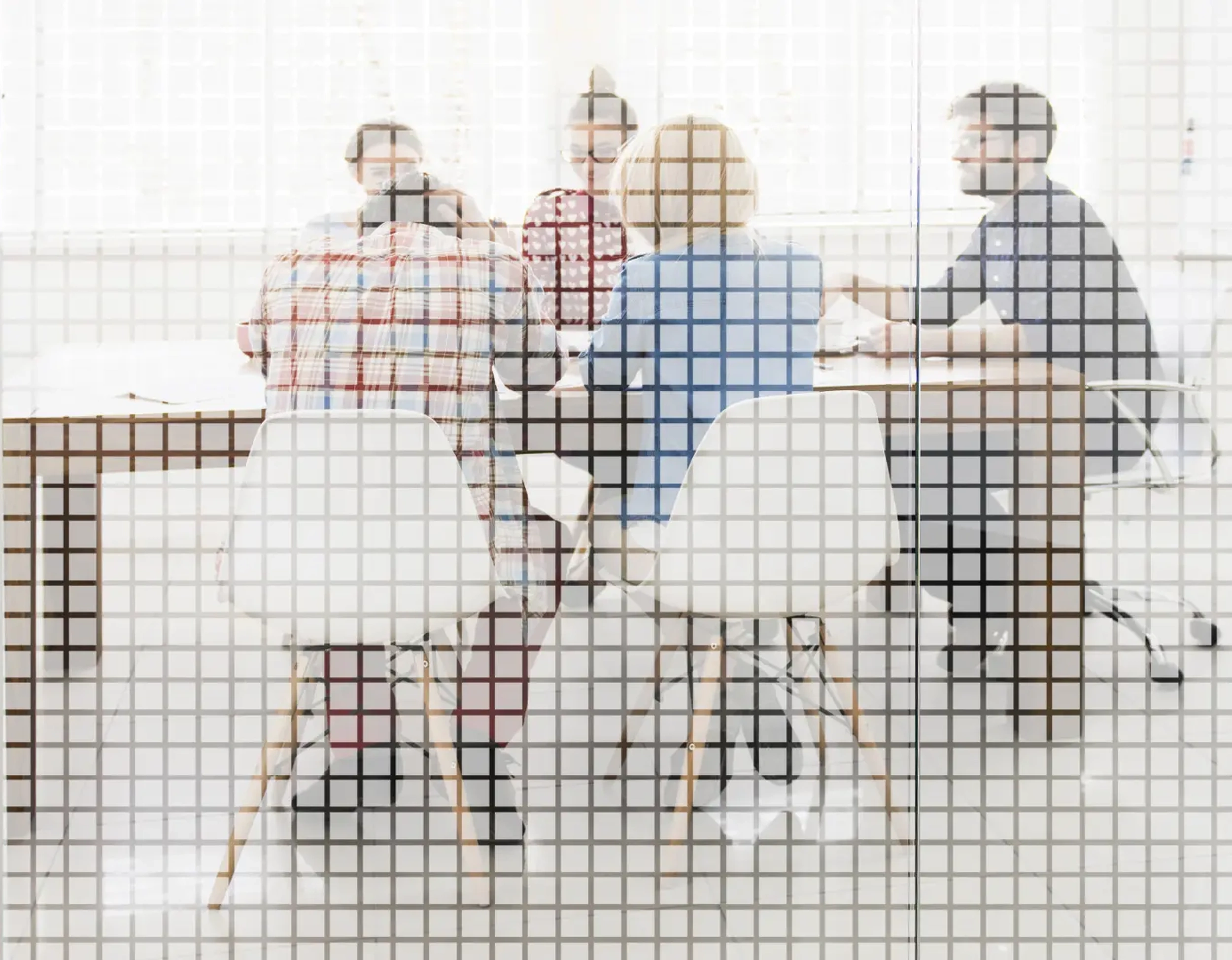 Besprechungsraum hinter transparenter Trennwand foliert mit Haverkamp Quadrate Weiß 35 mm für diskretes Arbeiten.