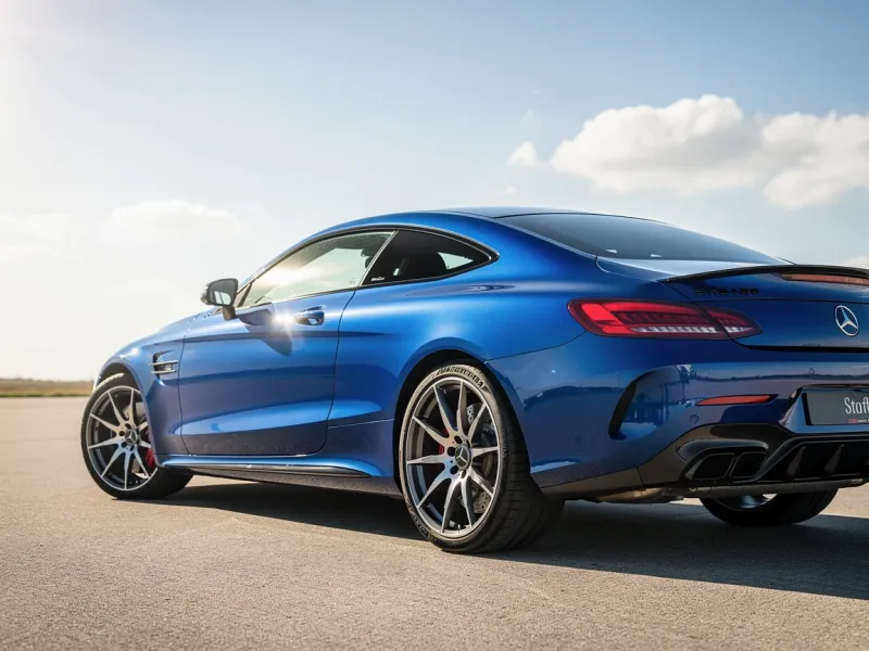 Blauer Mercedes mit HAVERKAMP Lackschutzfolie zum Werterhalt und Schutz der Karosserie vor Steinschlag.